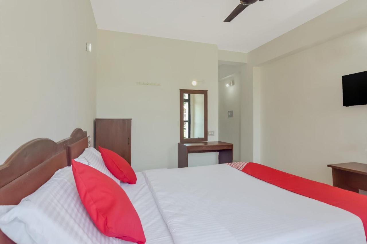 Oyo 13581 Hotel Raj มาดิเครี ภายนอก รูปภาพ