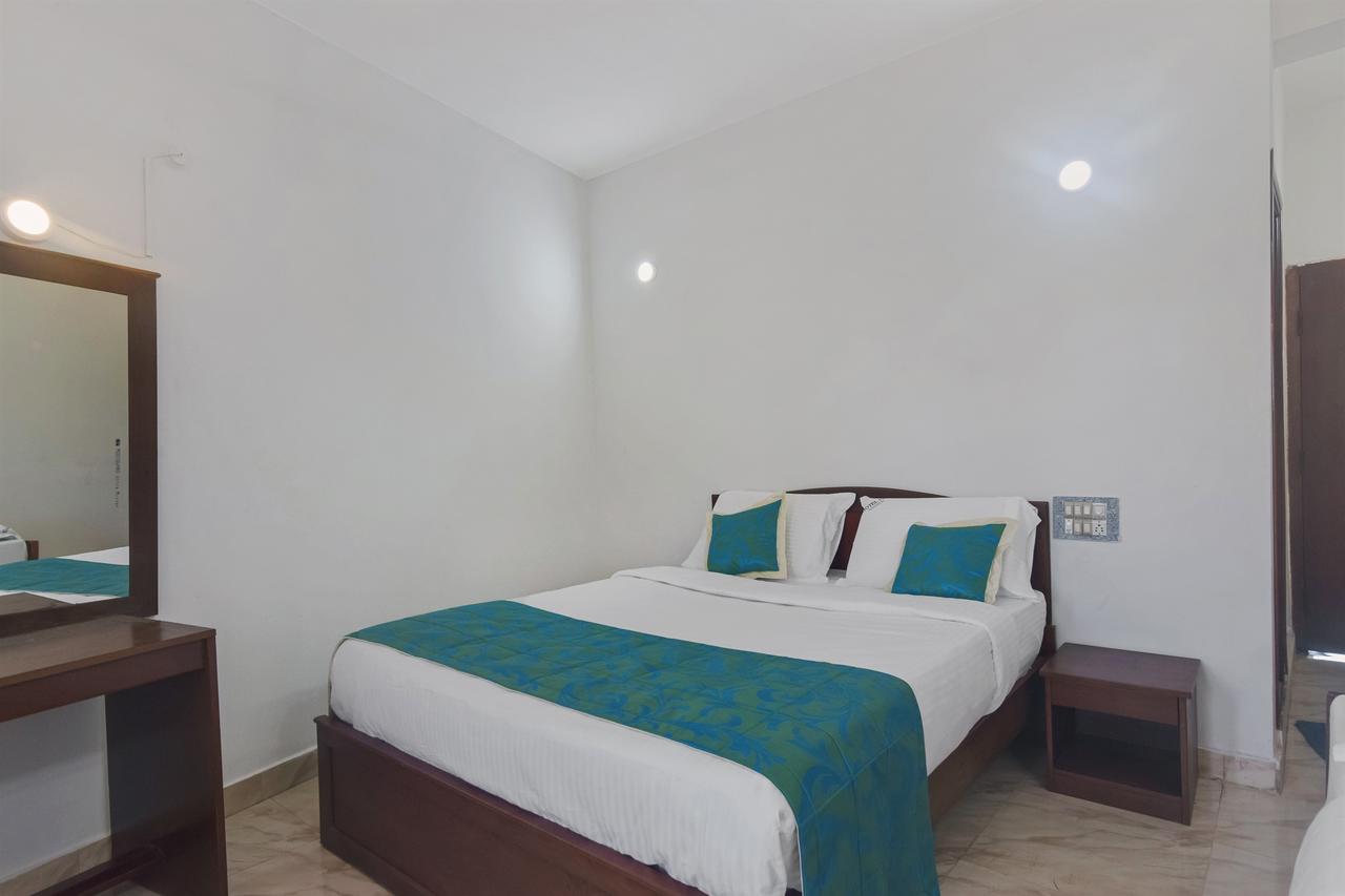 Oyo 13581 Hotel Raj มาดิเครี ภายนอก รูปภาพ