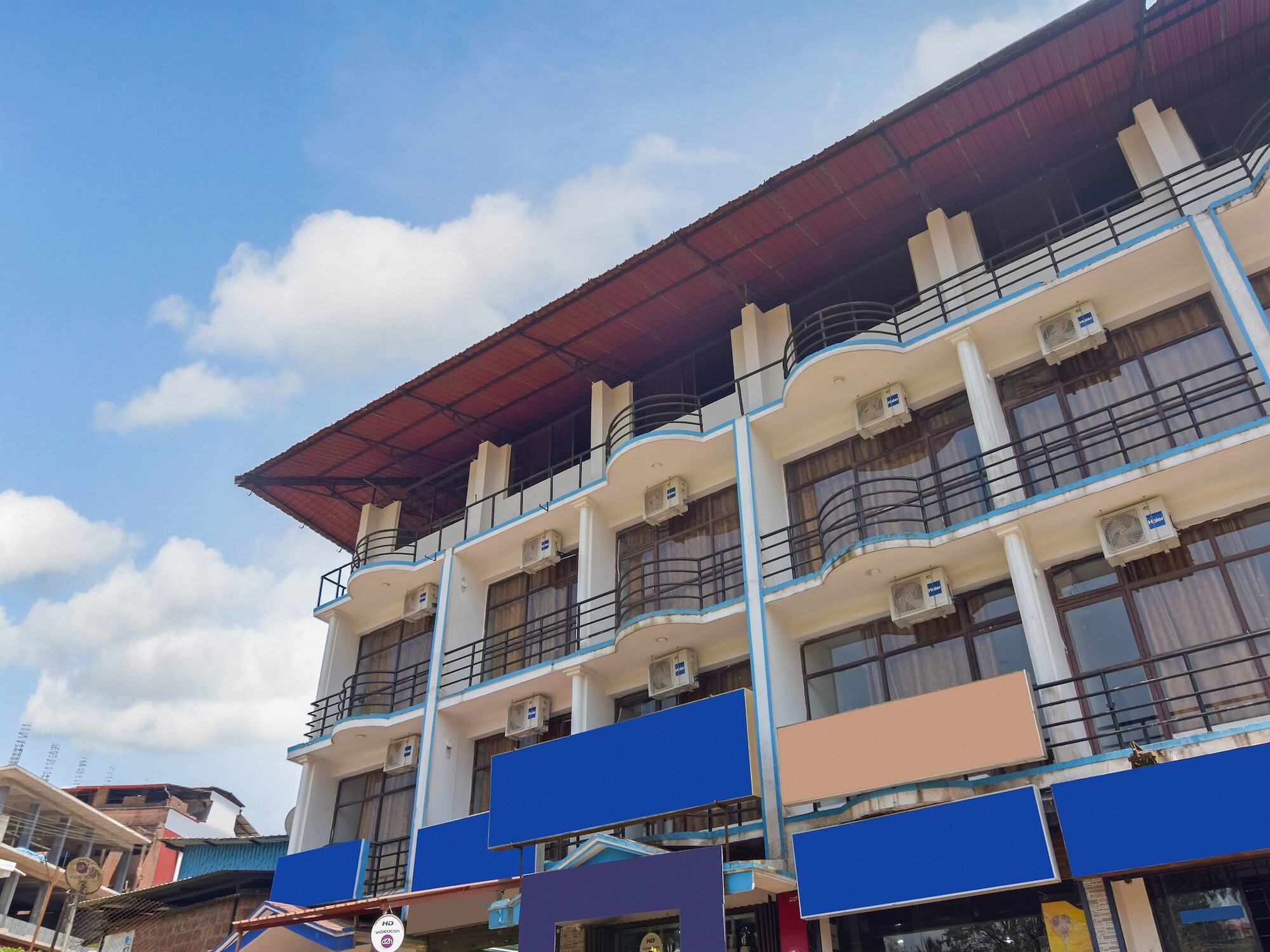 Oyo 13581 Hotel Raj มาดิเครี ภายนอก รูปภาพ